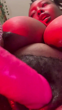 Awek montel hitam mengongkek pepek gemuk berbulunya dengan dildo besar sudut pandangan dekat