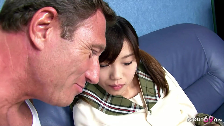 Asian porn collection: スキニーアジアの大学十代のIbukiが大きなコック積でお尻によって観光客