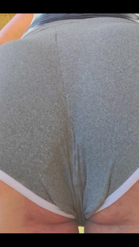 Kamu Bisa Mendengar Tombol Klik Saat Aku Meremas Pelekku di Sumbat