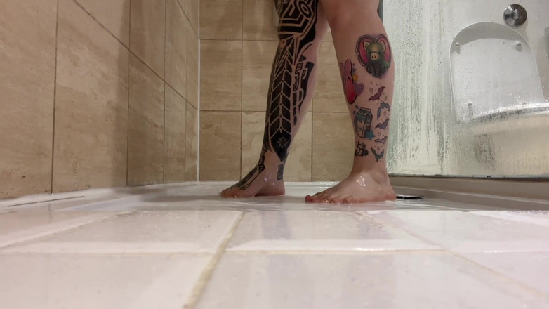 Miss Valentina: 샤워하는 발 보기