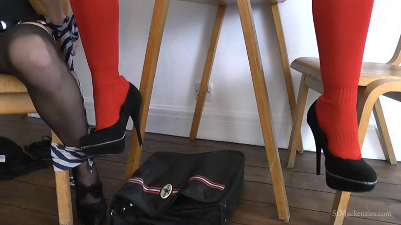 St Mackenzie's Archive: Hannah bağlı lola'ya işkence ediyor