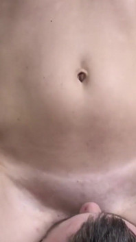 Sie reibt ihren muschisaft auf meinem gesicht und meinen lippen