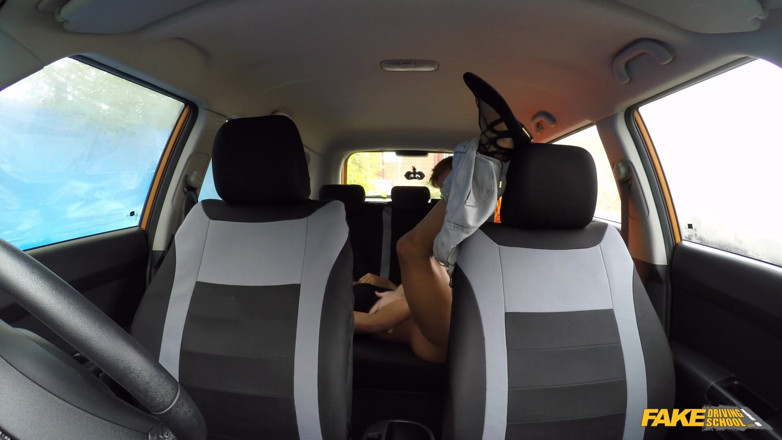 Fake Driving School: Fake Driving College - Kiki คนสวยอมควยในเบาะหลังเพื่อบทเรียนขับรถที่ถูกกว่า