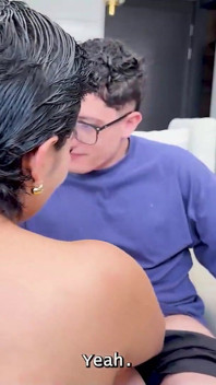 Je Baise La Belle-mère Énorme De Mon Meilleur Ami Pendant Qu’il Joue Aux Jeux Vidéo - Naty Slim