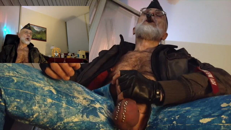 MusclesCigarsFFPig: Papá fuma su puro y pipa mientras se masturba