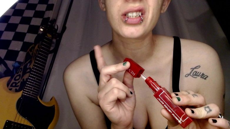 Abby Anna: Applicazione del rossetto rosso spesso