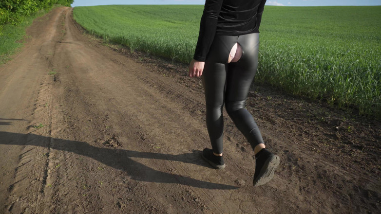 Teasecombo 4K: Menina andando ao ar livre com leggings de couro rasgadas