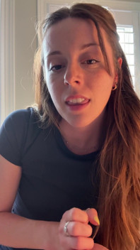 Cette bombasse à lunettes te dit comment caresser !