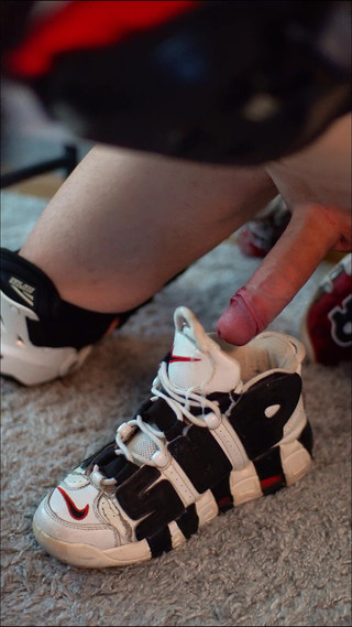 Sneakersmax98: Kontol di dalam sepatu keramaian favoritku