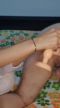 Inserción anal extrema de juguete. Follando duro el culo de mi hombre con un enorme tapón trasero de 50 cm