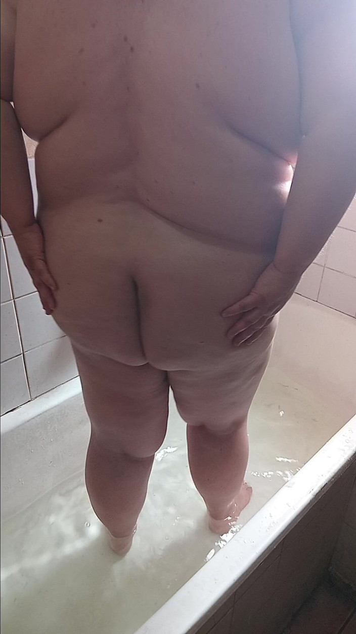 hothouse18xxx: 由 Stacy 挑逗的热浴缸