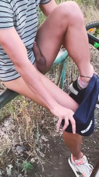 Cewek kembar ransel lagi asik ngocok kontol