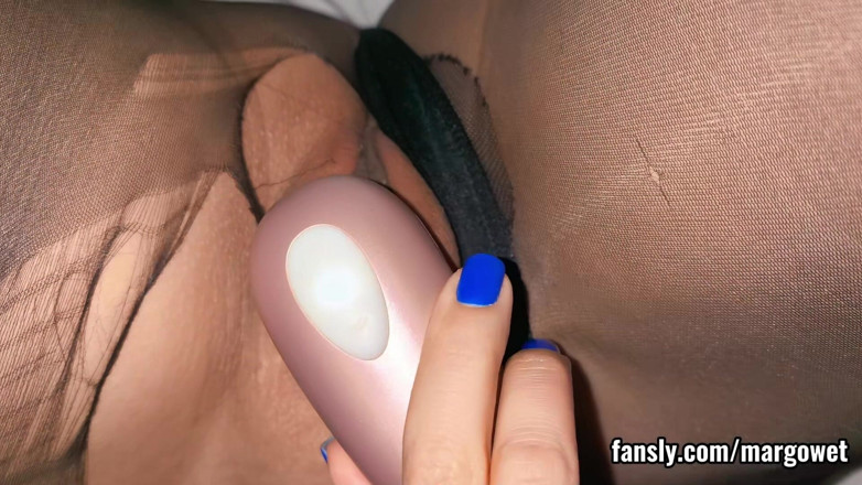 Margo Wet: Rasgando mis pantimedias para masturbarme