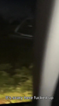 Fata Alt a decis să-și întindă găurile umede cu o pulă suculentă a șoferului de taxi.