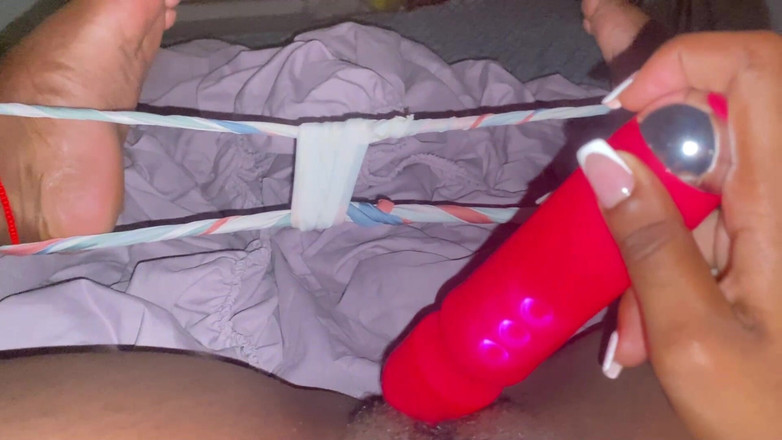 omairaberbatov: Vecina îmi trimite un videoclip masturbându-mă noaptea când soțul ei nu...