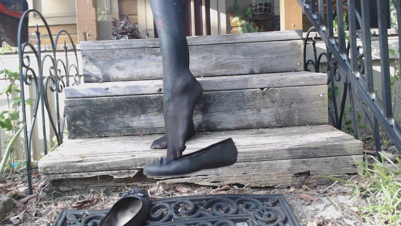 PandoraSG: Cewek sange ini lagi asik kaki di tangga di rumah