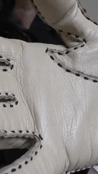 Beige leren handschoenen met een sterke ledergeur op je gezicht, Lady Victoria Valente