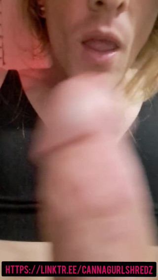 Cannagurlshredz: seksi bahin khud uski viry ki chhari choos rahi hai!