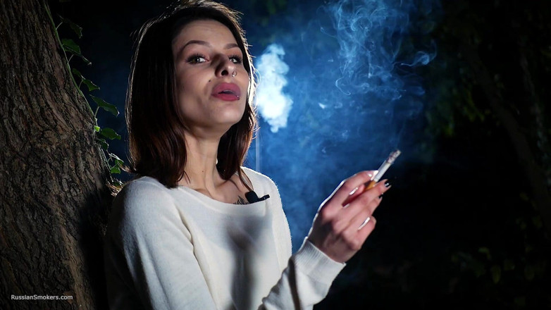Russian Smokers: Gagică rusoaică sexy care fumează țigară în aer liber