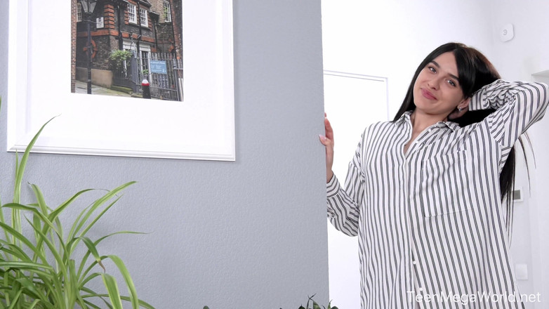 Teen Mega World: Сексуальный книжный червяк играет соло