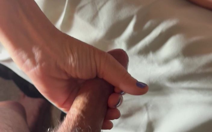 Bonewizzard69: Maiden memulai hari dengan menggoda kaki, ngocok kontol, fingering memek...