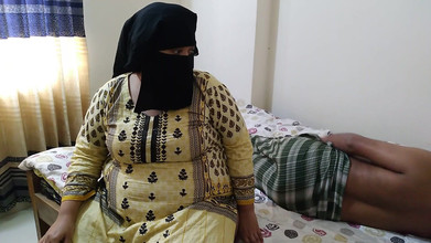 Aria Mia: Mamá caliente follando a su hijastra en la cama (se despertó...