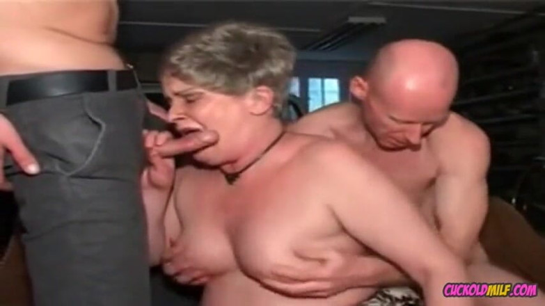 Cuckold MILF: Une mamie cocu se fait baiser par 2 mecs