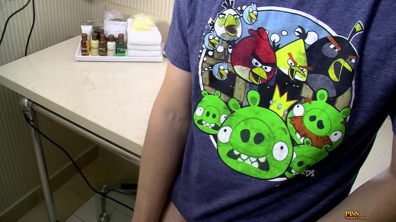 Piss Twinks: प्यारा बिना खतना वाला लड़का फुहार छोड़ता है और भिगोता है