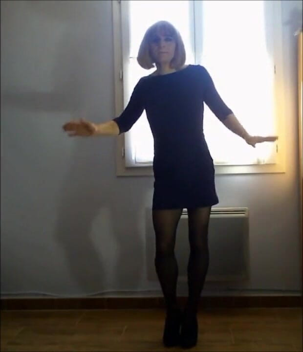 Faustine: 女装Faustineセクシーなダンス。