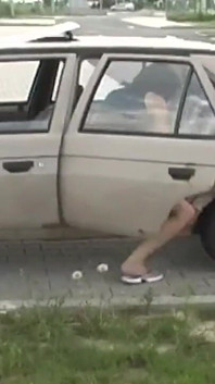 두 남자에게 따먹히는 섹스에 굶주린 갈색 머리의 핫한 야외 섹스