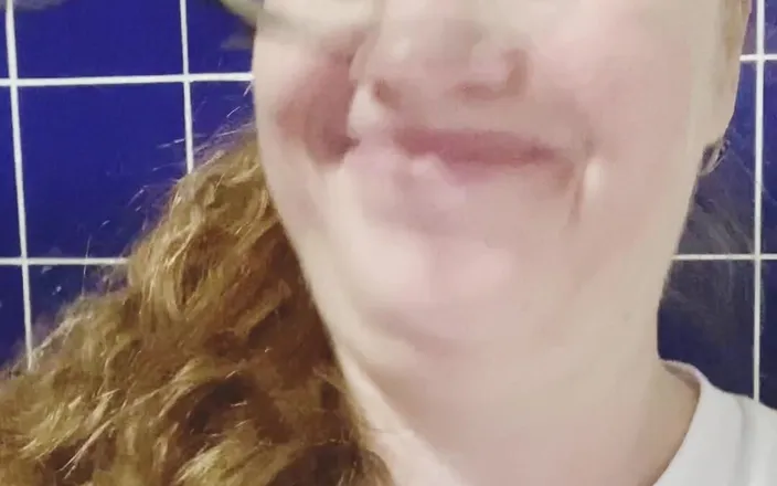 VikkiGeorgia: Mall Toilet Pissing