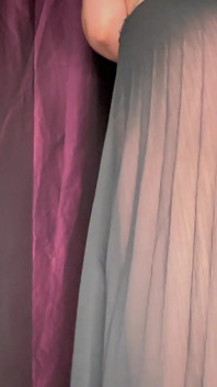 Scheten laten in doorzichtige zwarte jurk