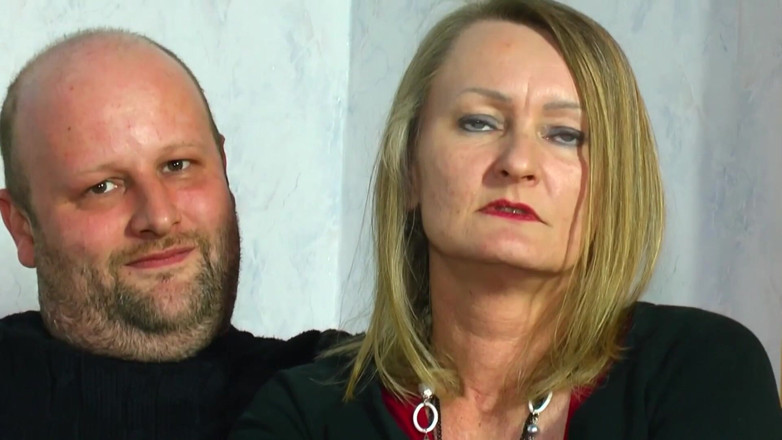Deutsche Amateur Pornos: Marido convence a su esposa madura con piercings en el...