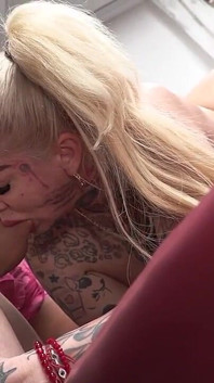 Bintang bokep jerman kira knight dan jeaninne gettin dientot habis-habisan di seks threesome