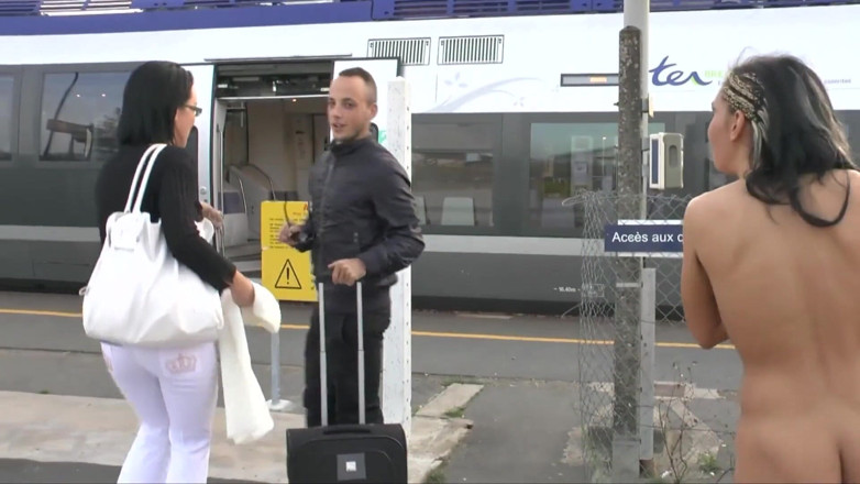 CBD Media: Fransız genç turist götten sikiliyor ve mükemmel amının içine boşalıyor.