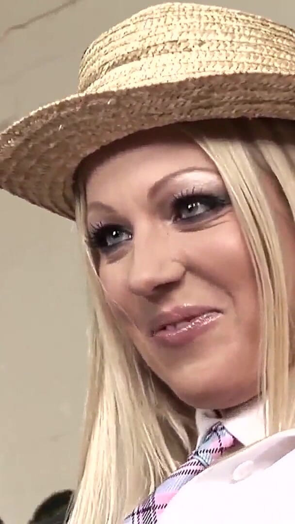 Lesbian dolls: Sex lesbian real în grup Cindy Behr și Kate Hunter împreună cu prietenele...