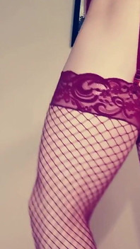 Mariquita Femboy en medias de rejilla rojas p2