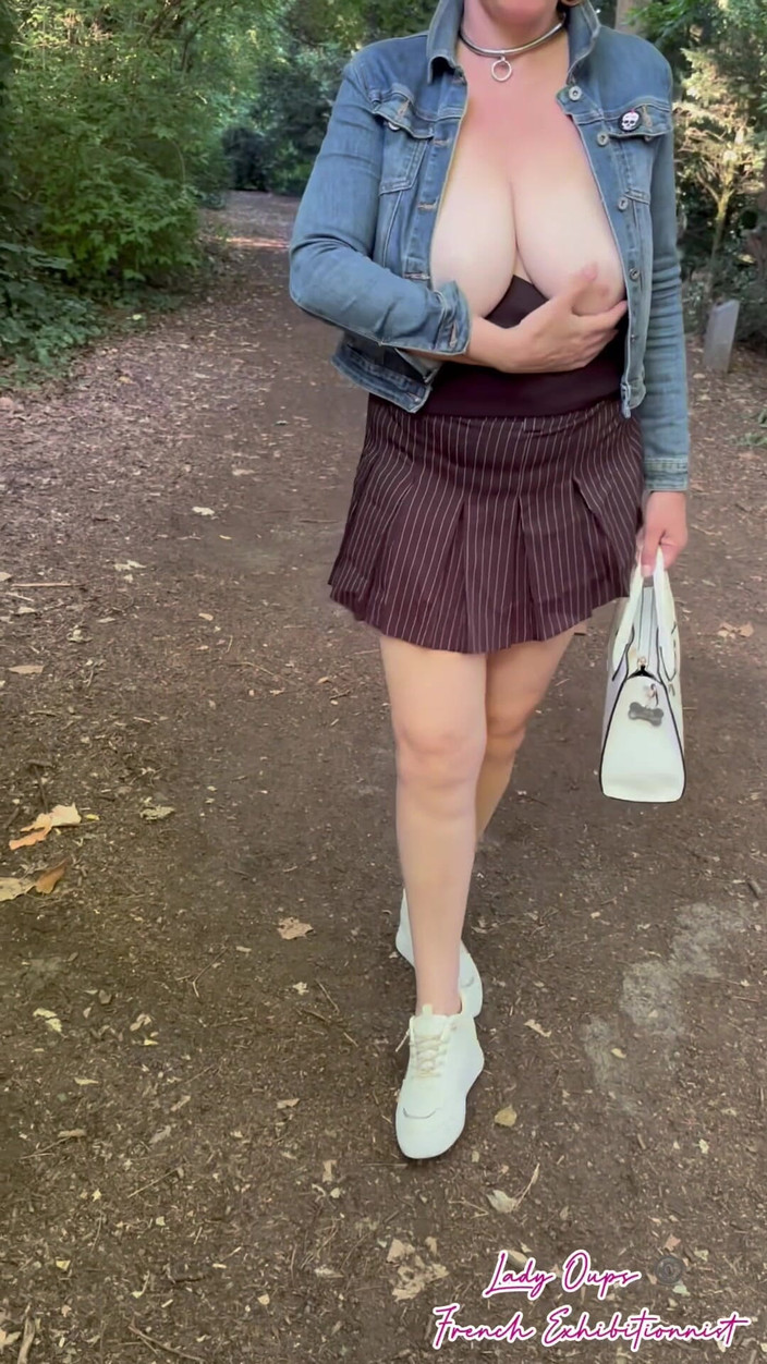 Lady Oups: Exhibition en public avec plug anal en micro-jupe et col...