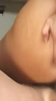 뻗은 구멍에서 정액을 흘리는 미시 갈색 머리 밀프