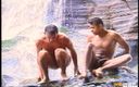 Gay Diaries: Dvě nadržené twinks šukají a lízají zadky venku u řeky