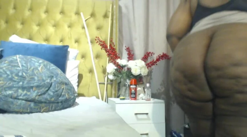 Legendary Booty Overdose: Big Black Mum Rubbing Her Meaty Pussy