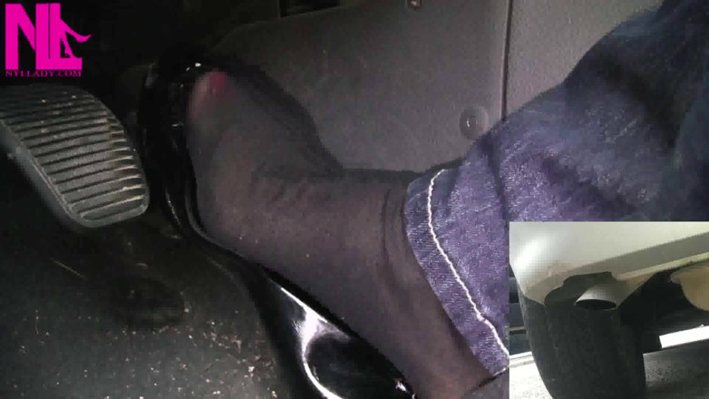 Nyllady: Revving mit abgasschuß in schwarzen ballettwohnungen