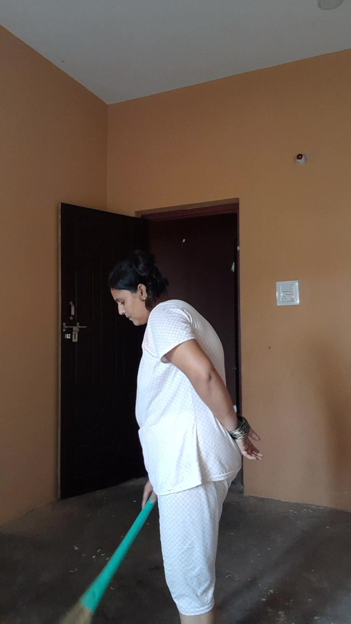 Puja555: 젖탱이를 빨아주기 위해 보지를 따먹히는 18세 소녀