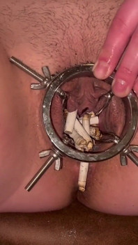 Ashtray memek dengan menganga, merokok, menunggangi