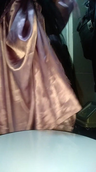 Masturbuje się nosząc uroczą i wspaniałą satynowe longdress