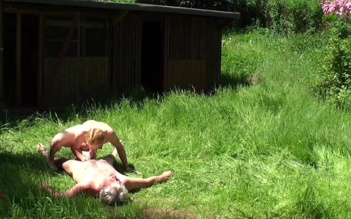 Muschi movie official: Amateur volwassen stel neukt buiten in de tuin