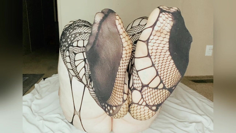 BellaBlast: Инструкция по дрочке с большими ступнями в чулках-сеточках с обратным отсчетом спермы