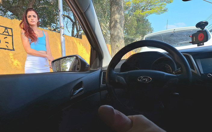 ksalnovinhos: Masturbação arriscada para ruiva gostosa que estava no ponto de ônibus