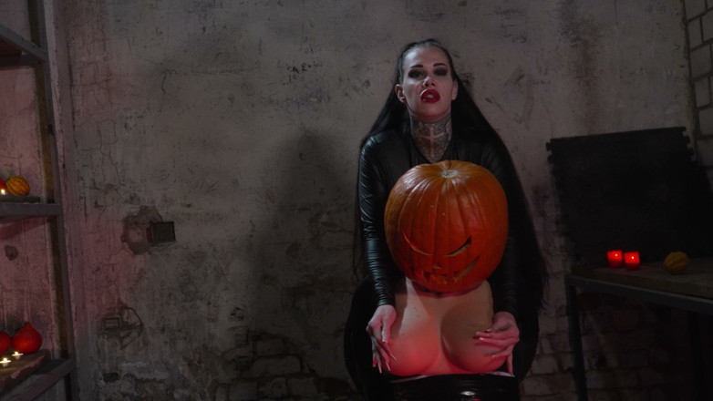 MissAlessaMilano: Halloween Nipple and Smoking Fetish