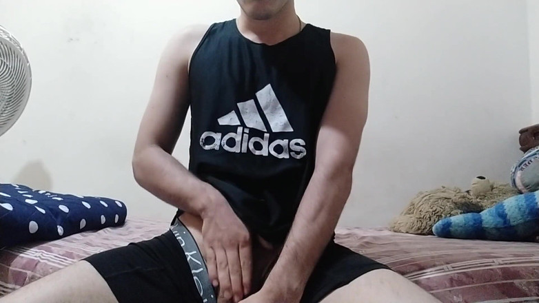 Leo J: 我在锻炼后抚摸并自慰